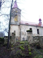 zborcené přístupové schodiště ke kostelu