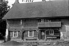 statek ve vsi s kostelní věží v pozadí