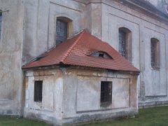 sakristie u levé zadní části kostela