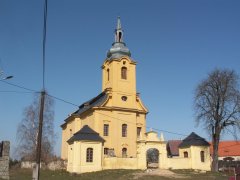 pohled zepředu zleva - opravená část ohradní zdi
