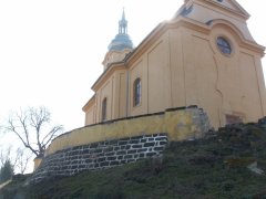 opravená část ohradní zdi