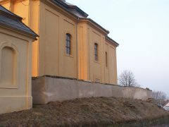 pohled zepředu zprava - oprava ohradní zdi 
