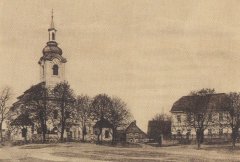 dobová pohlednice vsi s kostelem - výřez