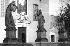 sochy světců před kostelem; zleva Felix z Cantalice, Fidel ze Sigmaringen, František z Assisi