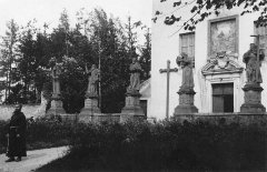 sochy světců před kostelem; zleva Antonín z Padovy, Josef z Leonessy