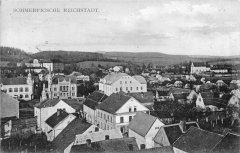 dobová pohlednice města s kostelem (vpravo)