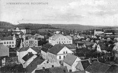 dobová pohlednice města s kostelem (vpravo)