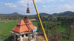 znovuosazení makovice na střechu kaple