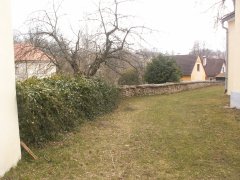ohradní zeď okolo kostela