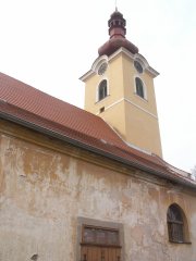 pohled na levou přední část a věž
