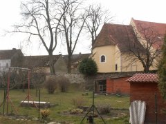 ohradní zeď okolo kostela