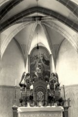 starší foto interiéru - oltář
