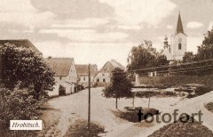 náves s kostelem