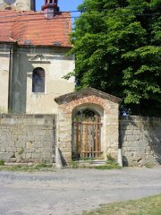kaple v ohradní zdi kostela