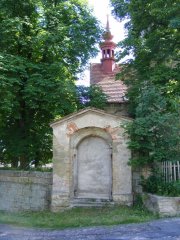 kaple v ohradní zdi kostela