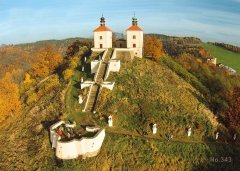 letecký pohled na kapli (vlevo)