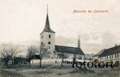 dobová pohlednice vsi s kostelem