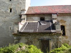 poškozená pravá strana kostela