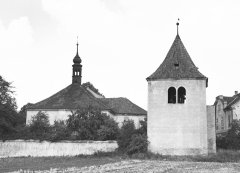 kostel se zvonicí