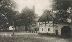 náves s kostelem