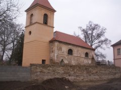 kostel s opravenou částí ohradní zdi