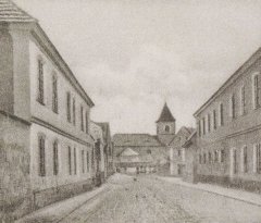 pohled ulicí ke kostelu