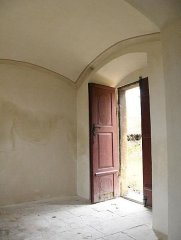 opravený interiér - vchod do kostela