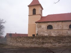 kostel s opravenou částí ohradní zdi
