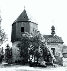 starší foto zvonice a kostela