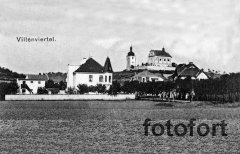 dobová pohlednice vsi s kostelem a zvonicí