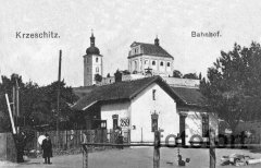 dobová pohlednice vsi s kostelem a zvonicí