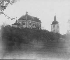 starší foto kostela a zvonice