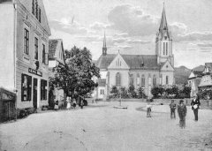dobová pohlednice vsi s kostelem - výřez