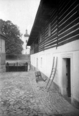 pohled ze skanzenu směrem ke kostelu