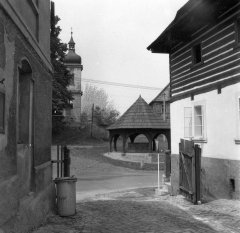 pohled ze skanzenu směrem ke kostelu