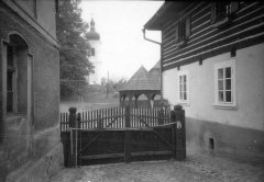 pohled ze skanzenu směrem ke kostelu