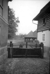 pohled ze skanzenu směrem ke kostelu