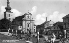 dobová pohlednice města s kostelem