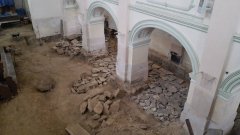 pohled z kruchty na stav podlah před instalací vzduchových kanálků a provětráním podlahy