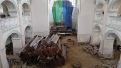 pohled z kruchty na stav podlah před instalací vzduchových kanálků a provětráním podlahy