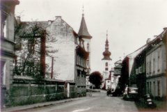 pohled ulicí ke kostelu