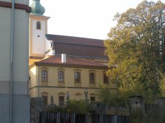 pohled na věž a zadní část zleva