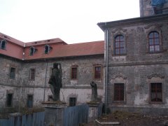 zadní část kostela a přilehlý zámek