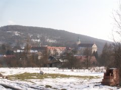 celkový pohled na obec s kostelem