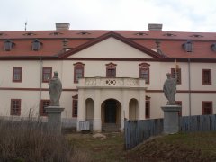 opravené sochy u kostela