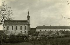 pohled na kostel se zámkem, bývalým minoritský klášterem, od jihu