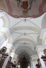 pohled do opravených a vymalovaných kleneb kostela