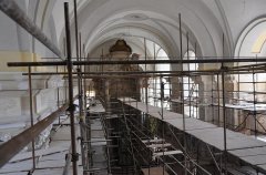 pohled na opravenou klenbu směrem k hlavnímu oltáři