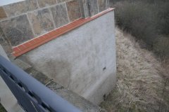 terasa, na níž stojí pravá část kostela