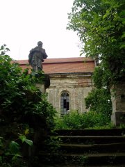 schodiště se sochami